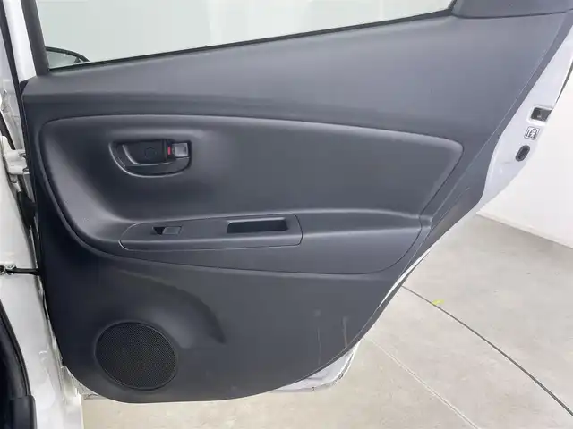 トヨタ ヴィッツ F 富山県 2015(平27)年 6.1万km スーパーホワイトⅡ カーオーディオ(AM/FM/CD/DVD/USB/AUX)/ABS/横滑り防止装置/純正フロアマット/マニュアルエアコン/鉄チンホイール/電動格納ミラー/バニティミラー/ドアバイザー/ハロゲンヘッドライト/リモコンキー/スペアキー1本
