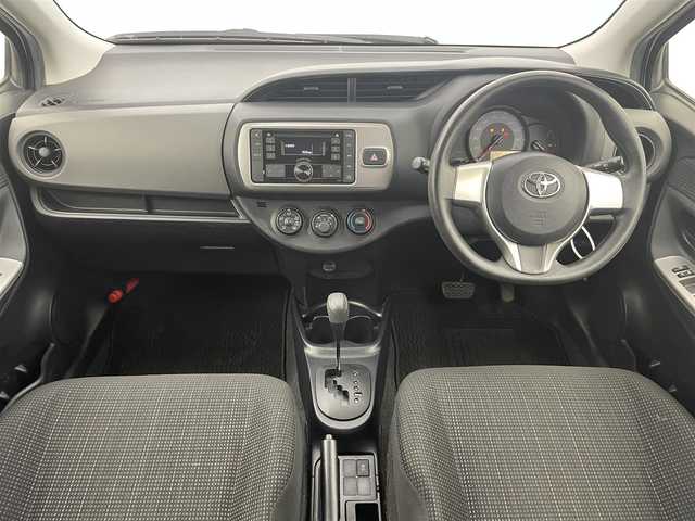 トヨタ ヴィッツ F 富山県 2015(平27)年 6.1万km スーパーホワイトⅡ カーオーディオ(AM/FM/CD/DVD/USB/AUX)/ABS/横滑り防止装置/純正フロアマット/マニュアルエアコン/鉄チンホイール/電動格納ミラー/バニティミラー/ドアバイザー/ハロゲンヘッドライト/リモコンキー/スペアキー1本