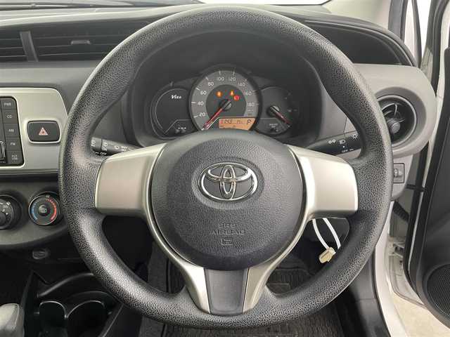 トヨタ ヴィッツ F 富山県 2015(平27)年 6.1万km スーパーホワイトⅡ カーオーディオ(AM/FM/CD/DVD/USB/AUX)/ABS/横滑り防止装置/純正フロアマット/マニュアルエアコン/鉄チンホイール/電動格納ミラー/バニティミラー/ドアバイザー/ハロゲンヘッドライト/リモコンキー/スペアキー1本