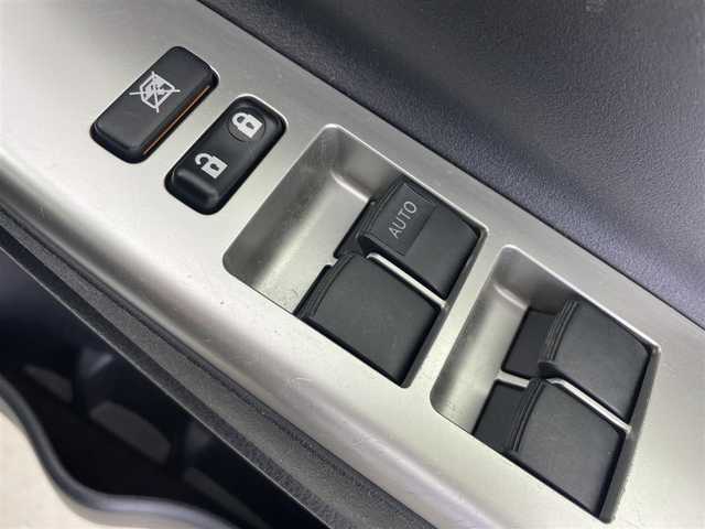 トヨタ ヴィッツ F 富山県 2015(平27)年 6.1万km スーパーホワイトⅡ カーオーディオ(AM/FM/CD/DVD/USB/AUX)/ABS/横滑り防止装置/純正フロアマット/マニュアルエアコン/鉄チンホイール/電動格納ミラー/バニティミラー/ドアバイザー/ハロゲンヘッドライト/リモコンキー/スペアキー1本