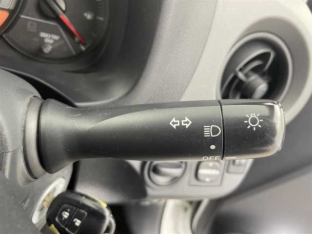 トヨタ ヴィッツ F 富山県 2015(平27)年 6.1万km スーパーホワイトⅡ カーオーディオ(AM/FM/CD/DVD/USB/AUX)/ABS/横滑り防止装置/純正フロアマット/マニュアルエアコン/鉄チンホイール/電動格納ミラー/バニティミラー/ドアバイザー/ハロゲンヘッドライト/リモコンキー/スペアキー1本