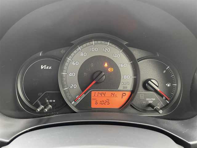 トヨタ ヴィッツ F 富山県 2015(平27)年 6.1万km スーパーホワイトⅡ カーオーディオ(AM/FM/CD/DVD/USB/AUX)/ABS/横滑り防止装置/純正フロアマット/マニュアルエアコン/鉄チンホイール/電動格納ミラー/バニティミラー/ドアバイザー/ハロゲンヘッドライト/リモコンキー/スペアキー1本