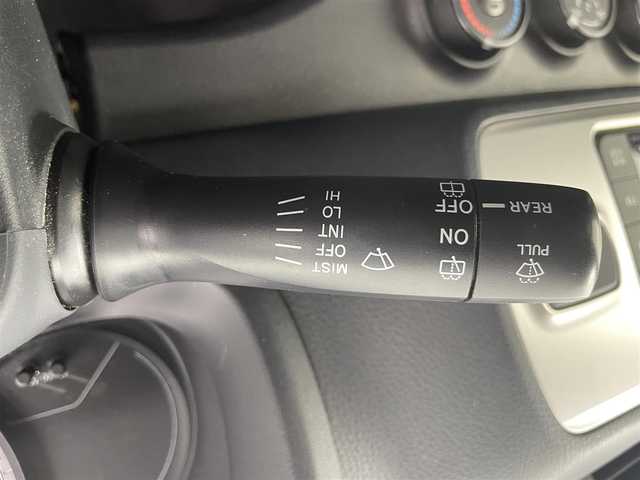 トヨタ ヴィッツ F 富山県 2015(平27)年 6.1万km スーパーホワイトⅡ カーオーディオ(AM/FM/CD/DVD/USB/AUX)/ABS/横滑り防止装置/純正フロアマット/マニュアルエアコン/鉄チンホイール/電動格納ミラー/バニティミラー/ドアバイザー/ハロゲンヘッドライト/リモコンキー/スペアキー1本