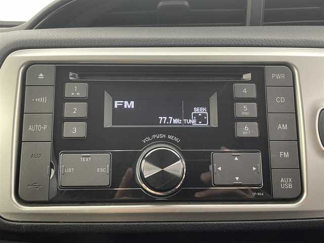 トヨタ ヴィッツ F 富山県 2015(平27)年 6.1万km スーパーホワイトⅡ カーオーディオ(AM/FM/CD/DVD/USB/AUX)/ABS/横滑り防止装置/純正フロアマット/マニュアルエアコン/鉄チンホイール/電動格納ミラー/バニティミラー/ドアバイザー/ハロゲンヘッドライト/リモコンキー/スペアキー1本