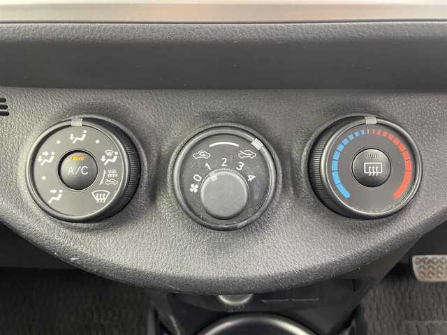 トヨタ ヴィッツ F 富山県 2015(平27)年 6.1万km スーパーホワイトⅡ カーオーディオ(AM/FM/CD/DVD/USB/AUX)/ABS/横滑り防止装置/純正フロアマット/マニュアルエアコン/鉄チンホイール/電動格納ミラー/バニティミラー/ドアバイザー/ハロゲンヘッドライト/リモコンキー/スペアキー1本