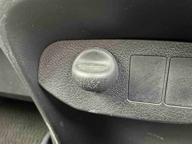 トヨタ ヴィッツ F 富山県 2015(平27)年 6.1万km スーパーホワイトⅡ カーオーディオ(AM/FM/CD/DVD/USB/AUX)/ABS/横滑り防止装置/純正フロアマット/マニュアルエアコン/鉄チンホイール/電動格納ミラー/バニティミラー/ドアバイザー/ハロゲンヘッドライト/リモコンキー/スペアキー1本