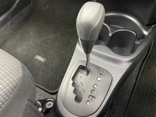 トヨタ ヴィッツ F 富山県 2015(平27)年 6.1万km スーパーホワイトⅡ カーオーディオ(AM/FM/CD/DVD/USB/AUX)/ABS/横滑り防止装置/純正フロアマット/マニュアルエアコン/鉄チンホイール/電動格納ミラー/バニティミラー/ドアバイザー/ハロゲンヘッドライト/リモコンキー/スペアキー1本