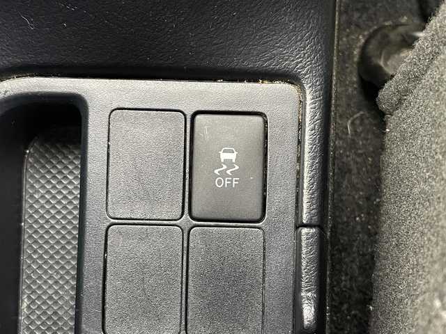 トヨタ ヴィッツ F 富山県 2015(平27)年 6.1万km スーパーホワイトⅡ カーオーディオ(AM/FM/CD/DVD/USB/AUX)/ABS/横滑り防止装置/純正フロアマット/マニュアルエアコン/鉄チンホイール/電動格納ミラー/バニティミラー/ドアバイザー/ハロゲンヘッドライト/リモコンキー/スペアキー1本