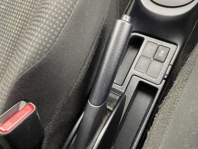 トヨタ ヴィッツ F 富山県 2015(平27)年 6.1万km スーパーホワイトⅡ カーオーディオ(AM/FM/CD/DVD/USB/AUX)/ABS/横滑り防止装置/純正フロアマット/マニュアルエアコン/鉄チンホイール/電動格納ミラー/バニティミラー/ドアバイザー/ハロゲンヘッドライト/リモコンキー/スペアキー1本