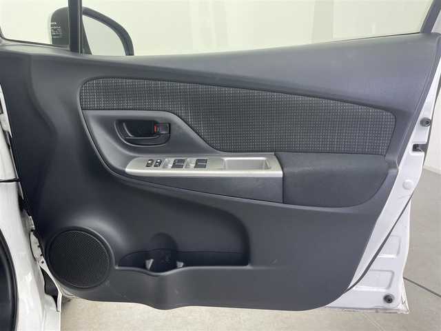 トヨタ ヴィッツ F 富山県 2015(平27)年 6.1万km スーパーホワイトⅡ カーオーディオ(AM/FM/CD/DVD/USB/AUX)/ABS/横滑り防止装置/純正フロアマット/マニュアルエアコン/鉄チンホイール/電動格納ミラー/バニティミラー/ドアバイザー/ハロゲンヘッドライト/リモコンキー/スペアキー1本