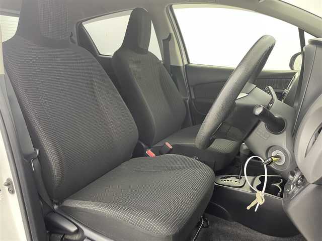 トヨタ ヴィッツ F 富山県 2015(平27)年 6.1万km スーパーホワイトⅡ カーオーディオ(AM/FM/CD/DVD/USB/AUX)/ABS/横滑り防止装置/純正フロアマット/マニュアルエアコン/鉄チンホイール/電動格納ミラー/バニティミラー/ドアバイザー/ハロゲンヘッドライト/リモコンキー/スペアキー1本