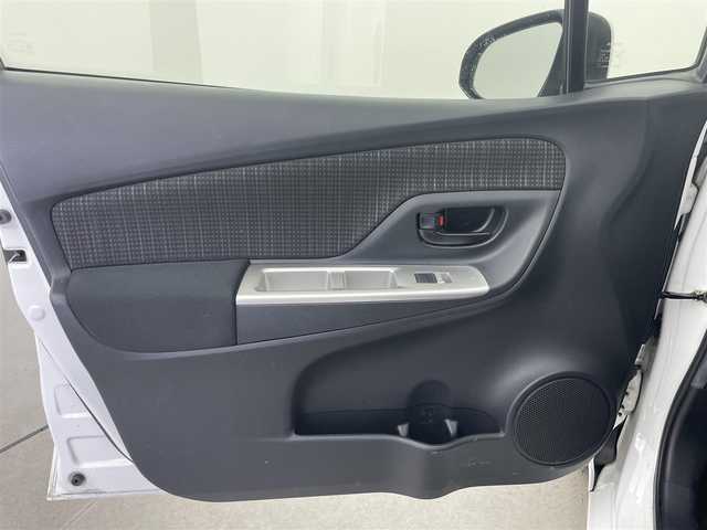 トヨタ ヴィッツ F 富山県 2015(平27)年 6.1万km スーパーホワイトⅡ カーオーディオ(AM/FM/CD/DVD/USB/AUX)/ABS/横滑り防止装置/純正フロアマット/マニュアルエアコン/鉄チンホイール/電動格納ミラー/バニティミラー/ドアバイザー/ハロゲンヘッドライト/リモコンキー/スペアキー1本