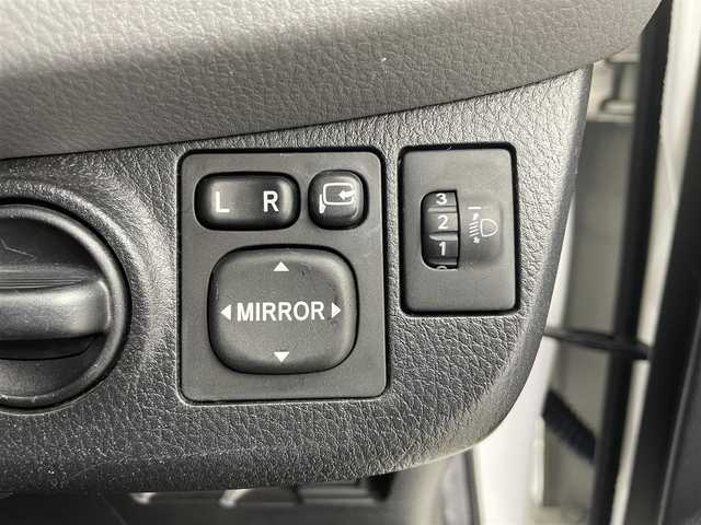 トヨタ ヴィッツ F 富山県 2015(平27)年 6.1万km スーパーホワイトⅡ カーオーディオ(AM/FM/CD/DVD/USB/AUX)/ABS/横滑り防止装置/純正フロアマット/マニュアルエアコン/鉄チンホイール/電動格納ミラー/バニティミラー/ドアバイザー/ハロゲンヘッドライト/リモコンキー/スペアキー1本