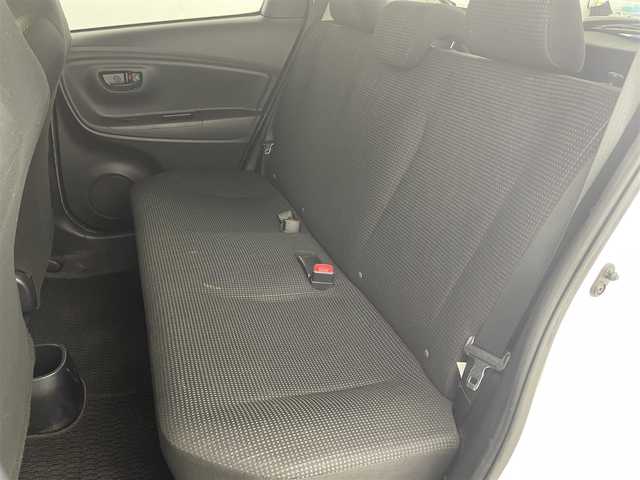 トヨタ ヴィッツ F 富山県 2015(平27)年 6.1万km スーパーホワイトⅡ カーオーディオ(AM/FM/CD/DVD/USB/AUX)/ABS/横滑り防止装置/純正フロアマット/マニュアルエアコン/鉄チンホイール/電動格納ミラー/バニティミラー/ドアバイザー/ハロゲンヘッドライト/リモコンキー/スペアキー1本