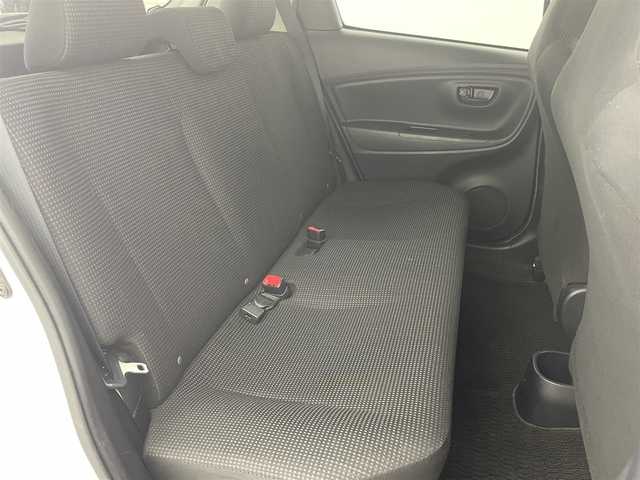 トヨタ ヴィッツ F 富山県 2015(平27)年 6.1万km スーパーホワイトⅡ カーオーディオ(AM/FM/CD/DVD/USB/AUX)/ABS/横滑り防止装置/純正フロアマット/マニュアルエアコン/鉄チンホイール/電動格納ミラー/バニティミラー/ドアバイザー/ハロゲンヘッドライト/リモコンキー/スペアキー1本