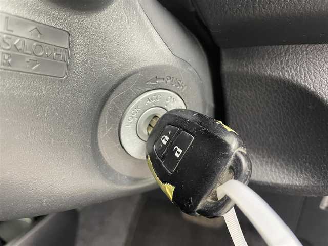 トヨタ ヴィッツ F 富山県 2015(平27)年 6.1万km スーパーホワイトⅡ カーオーディオ(AM/FM/CD/DVD/USB/AUX)/ABS/横滑り防止装置/純正フロアマット/マニュアルエアコン/鉄チンホイール/電動格納ミラー/バニティミラー/ドアバイザー/ハロゲンヘッドライト/リモコンキー/スペアキー1本