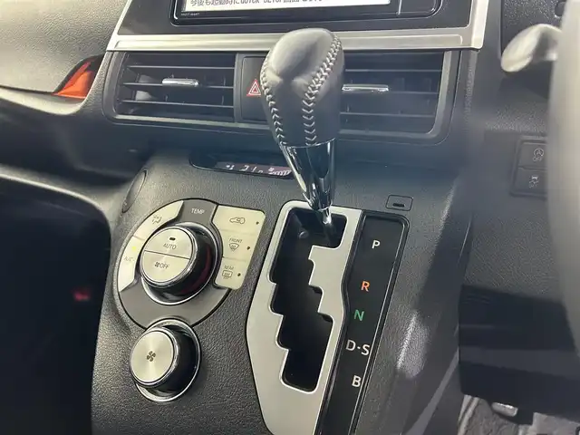 トヨタ シエンタ G 佐賀県 2018(平30)年 7.7万km ブラックマイカ 純正7インチSDナビ【NSZT-W68T】/AM/FM/CD/DVD/Bluetooth/フルセグTV/バックカメラ/ビルトインETC/ドライブレコーダー【DRT-C68A】/トヨタセーフティセンス/プリクラッシュセーフティ/レーンディパーチャーアラート/オートマチックハイビーム/先行車発進お知らせ機能/アイドリングストップ/両側パワースライドドア/オートエアコン/本革巻きステアリング/ステアリングスイッチ/純正フロアマット/電格ウィンカーミラー/スマートエントリー/プッシュスタートシステム/横滑り防止装置/盗難防止装置/3列シート7人乗り/保証書/取扱説明書/ナビ取扱説明書/スペアキー×1