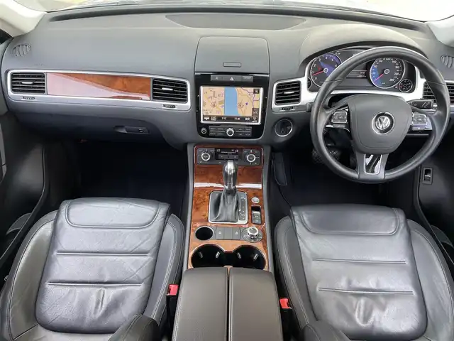 フォルクスワーゲン トゥアレグ V6 Bモーションテクノロジー 三重県 2014(平26)年 9.4万km アイスシルバーメタリック 登録時93329km/黒革シート/ルーフレール/純正ナビ/（AM/FM/TV/Bluetooth）/ワンセグTV/全方位カメラ/ETC/クルーズコントロール/ステアリングスイッチ/オートライト/パワーシート/シートヒータ/シートメモリー/プッシュスタート/ISOFIX/スペアキー/禁煙車