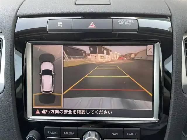 フォルクスワーゲン トゥアレグ V6 Bモーションテクノロジー 三重県 2014(平26)年 9.4万km アイスシルバーメタリック 登録時93329km/黒革シート/ルーフレール/純正ナビ/（AM/FM/TV/Bluetooth）/ワンセグTV/全方位カメラ/ETC/クルーズコントロール/ステアリングスイッチ/オートライト/パワーシート/シートヒータ/シートメモリー/プッシュスタート/ISOFIX/スペアキー/禁煙車