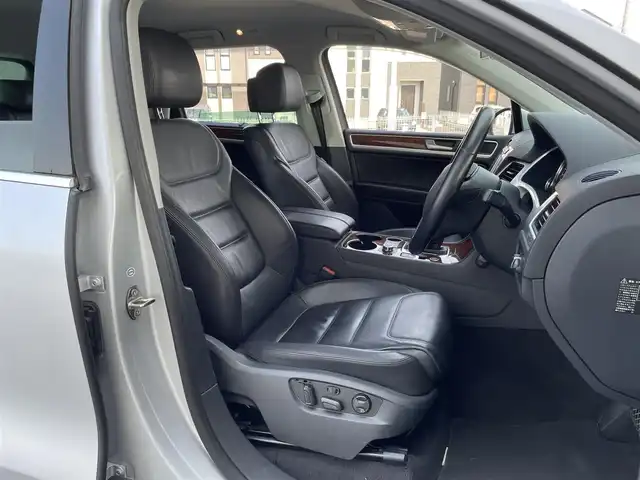 フォルクスワーゲン トゥアレグ V6 Bモーションテクノロジー 三重県 2014(平26)年 9.4万km アイスシルバーメタリック 登録時93329km/黒革シート/ルーフレール/純正ナビ/（AM/FM/TV/Bluetooth）/ワンセグTV/全方位カメラ/ETC/クルーズコントロール/ステアリングスイッチ/オートライト/パワーシート/シートヒータ/シートメモリー/プッシュスタート/ISOFIX/スペアキー/禁煙車