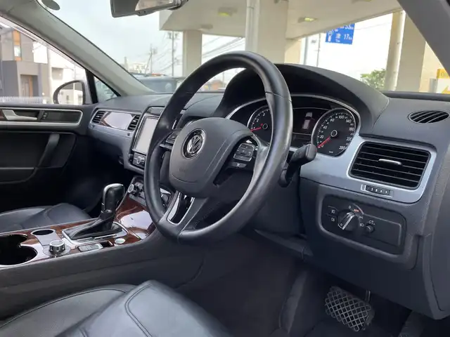 フォルクスワーゲン トゥアレグ V6 Bモーションテクノロジー 三重県 2014(平26)年 9.4万km アイスシルバーメタリック 登録時93329km/黒革シート/ルーフレール/純正ナビ/（AM/FM/TV/Bluetooth）/ワンセグTV/全方位カメラ/ETC/クルーズコントロール/ステアリングスイッチ/オートライト/パワーシート/シートヒータ/シートメモリー/プッシュスタート/ISOFIX/スペアキー/禁煙車