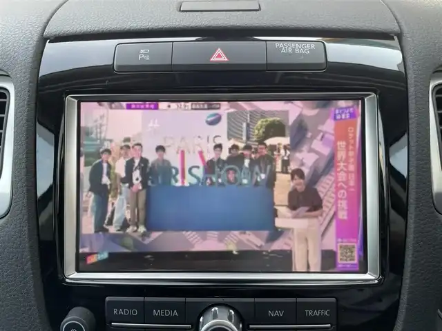 フォルクスワーゲン トゥアレグ V6 Bモーションテクノロジー 三重県 2014(平26)年 9.4万km アイスシルバーメタリック 登録時93329km/黒革シート/ルーフレール/純正ナビ/（AM/FM/TV/Bluetooth）/ワンセグTV/全方位カメラ/ETC/クルーズコントロール/ステアリングスイッチ/オートライト/パワーシート/シートヒータ/シートメモリー/プッシュスタート/ISOFIX/スペアキー/禁煙車