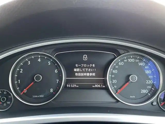 フォルクスワーゲン トゥアレグ V6 Bモーションテクノロジー 三重県 2014(平26)年 9.4万km アイスシルバーメタリック 登録時93329km/黒革シート/ルーフレール/純正ナビ/（AM/FM/TV/Bluetooth）/ワンセグTV/全方位カメラ/ETC/クルーズコントロール/ステアリングスイッチ/オートライト/パワーシート/シートヒータ/シートメモリー/プッシュスタート/ISOFIX/スペアキー/禁煙車