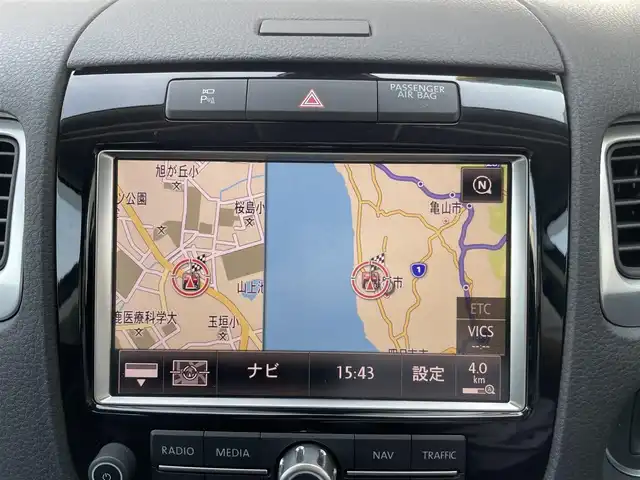 フォルクスワーゲン トゥアレグ V6 Bモーションテクノロジー 三重県 2014(平26)年 9.4万km アイスシルバーメタリック 登録時93329km/黒革シート/ルーフレール/純正ナビ/（AM/FM/TV/Bluetooth）/ワンセグTV/全方位カメラ/ETC/クルーズコントロール/ステアリングスイッチ/オートライト/パワーシート/シートヒータ/シートメモリー/プッシュスタート/ISOFIX/スペアキー/禁煙車