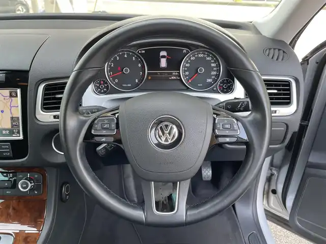 フォルクスワーゲン トゥアレグ V6 Bモーションテクノロジー 三重県 2014(平26)年 9.4万km アイスシルバーメタリック 登録時93329km/黒革シート/ルーフレール/純正ナビ/（AM/FM/TV/Bluetooth）/ワンセグTV/全方位カメラ/ETC/クルーズコントロール/ステアリングスイッチ/オートライト/パワーシート/シートヒータ/シートメモリー/プッシュスタート/ISOFIX/スペアキー/禁煙車