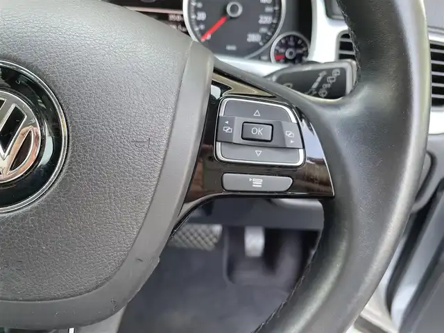 フォルクスワーゲン トゥアレグ V6 Bモーションテクノロジー 三重県 2014(平26)年 9.4万km アイスシルバーメタリック 登録時93329km/黒革シート/ルーフレール/純正ナビ/（AM/FM/TV/Bluetooth）/ワンセグTV/全方位カメラ/ETC/クルーズコントロール/ステアリングスイッチ/オートライト/パワーシート/シートヒータ/シートメモリー/プッシュスタート/ISOFIX/スペアキー/禁煙車