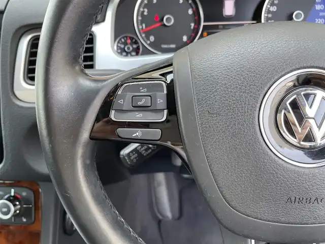 フォルクスワーゲン トゥアレグ V6 Bモーションテクノロジー 三重県 2014(平26)年 9.4万km アイスシルバーメタリック 登録時93329km/黒革シート/ルーフレール/純正ナビ/（AM/FM/TV/Bluetooth）/ワンセグTV/全方位カメラ/ETC/クルーズコントロール/ステアリングスイッチ/オートライト/パワーシート/シートヒータ/シートメモリー/プッシュスタート/ISOFIX/スペアキー/禁煙車