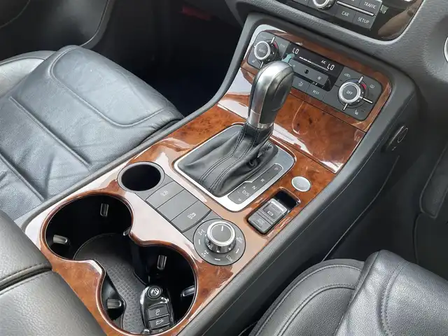 フォルクスワーゲン トゥアレグ V6 Bモーションテクノロジー 三重県 2014(平26)年 9.4万km アイスシルバーメタリック 登録時93329km/黒革シート/ルーフレール/純正ナビ/（AM/FM/TV/Bluetooth）/ワンセグTV/全方位カメラ/ETC/クルーズコントロール/ステアリングスイッチ/オートライト/パワーシート/シートヒータ/シートメモリー/プッシュスタート/ISOFIX/スペアキー/禁煙車