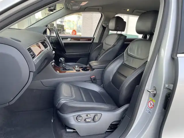 フォルクスワーゲン トゥアレグ V6 Bモーションテクノロジー 三重県 2014(平26)年 9.4万km アイスシルバーメタリック 登録時93329km/黒革シート/ルーフレール/純正ナビ/（AM/FM/TV/Bluetooth）/ワンセグTV/全方位カメラ/ETC/クルーズコントロール/ステアリングスイッチ/オートライト/パワーシート/シートヒータ/シートメモリー/プッシュスタート/ISOFIX/スペアキー/禁煙車