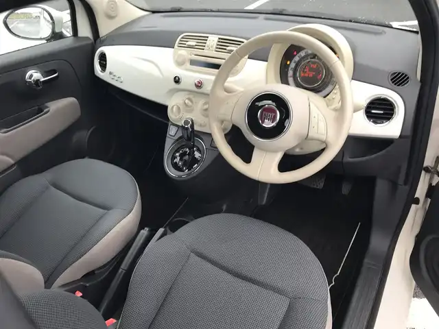 フィアット ５００Ｃ 1．2 ポップ 鳥取県 2015(平27)年 4.6万km 白 純正CDオーディオ/バックカメラ/横滑り防止装置/キーレスキー/MTモード付AT/キセノンヘットライト/フォグライト/ステアリングスイッチ/フロアマット/純正ホイールキャップ/スペアキー