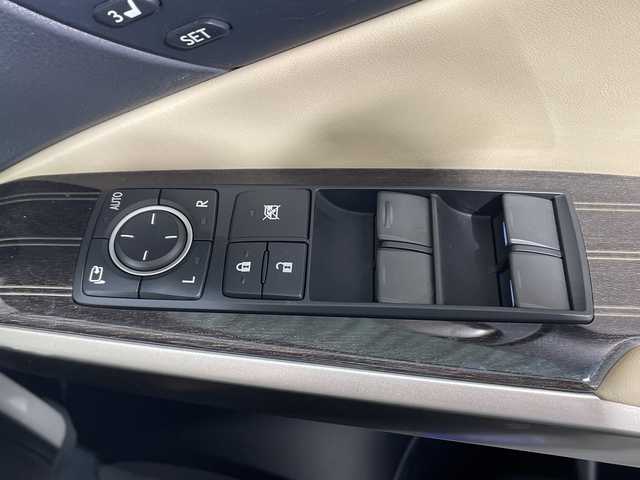 レクサス ＩＳ 300h バージョンL 神奈川県 2018(平30)年 6.9万km ソニッククォーツ ムーンルーフ/純正ナビゲーション/フルセグ　Bluetooth　CD DVDブルーレイ　USB　SD　AUX/バックカメラ/レクサスセーフティセンス/レーダークルーズコントロール/プリクラッシュセーフティ/レーンディパーチャーアラート/ロードサインアシスト/オートハイビーム/ブラインドスポットモニター/革シート/前席パワーシート/シートヒーター/ベンチレーション/運転席ポジションメモリー/革巻きステアリング/ステアリングスイッチ/パドルシフト/自動防眩ルームミラー/純正前後ドライブレコーダー/前後ソナー/ナノイー/純正ビルトインETC2.0/EV/SNOWモード/プッシュスタート/スマートキー/純正18インチアルミホイール/純正リアスポイラー/LEDヘッドランプ/オートライト/フロントフォグランプ/スペアキー2本【箱有】