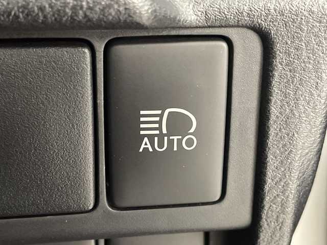 レクサス ＩＳ 300h バージョンL 神奈川県 2018(平30)年 6.9万km ソニッククォーツ ムーンルーフ/純正ナビゲーション/フルセグ　Bluetooth　CD DVDブルーレイ　USB　SD　AUX/バックカメラ/レクサスセーフティセンス/レーダークルーズコントロール/プリクラッシュセーフティ/レーンディパーチャーアラート/ロードサインアシスト/オートハイビーム/ブラインドスポットモニター/革シート/前席パワーシート/シートヒーター/ベンチレーション/運転席ポジションメモリー/革巻きステアリング/ステアリングスイッチ/パドルシフト/自動防眩ルームミラー/純正前後ドライブレコーダー/前後ソナー/ナノイー/純正ビルトインETC2.0/EV/SNOWモード/プッシュスタート/スマートキー/純正18インチアルミホイール/純正リアスポイラー/LEDヘッドランプ/オートライト/フロントフォグランプ/スペアキー2本【箱有】