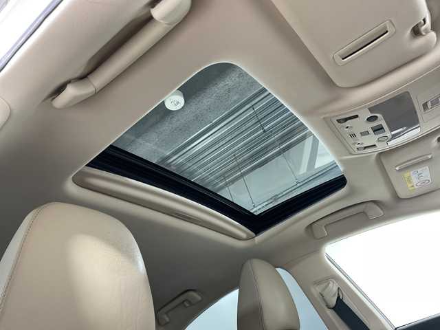 レクサス ＩＳ 300h バージョンL 神奈川県 2018(平30)年 6.9万km ソニッククォーツ ムーンルーフ/純正ナビゲーション/フルセグ　Bluetooth　CD DVDブルーレイ　USB　SD　AUX/バックカメラ/レクサスセーフティセンス/レーダークルーズコントロール/プリクラッシュセーフティ/レーンディパーチャーアラート/ロードサインアシスト/オートハイビーム/ブラインドスポットモニター/革シート/前席パワーシート/シートヒーター/ベンチレーション/運転席ポジションメモリー/革巻きステアリング/ステアリングスイッチ/パドルシフト/自動防眩ルームミラー/純正前後ドライブレコーダー/前後ソナー/ナノイー/純正ビルトインETC2.0/EV/SNOWモード/プッシュスタート/スマートキー/純正18インチアルミホイール/純正リアスポイラー/LEDヘッドランプ/オートライト/フロントフォグランプ/スペアキー2本【箱有】