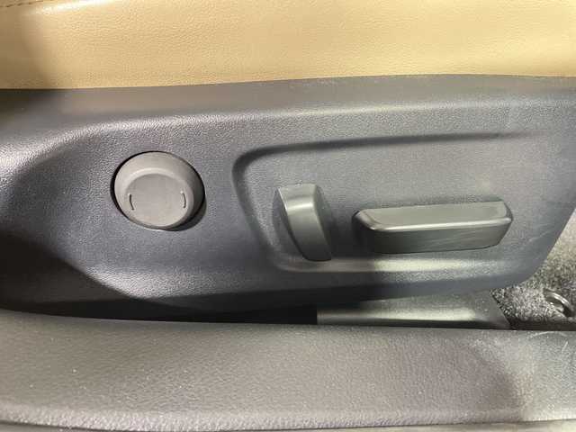 レクサス ＩＳ 300h バージョンL 神奈川県 2018(平30)年 6.9万km ソニッククォーツ ムーンルーフ/純正ナビゲーション/フルセグ　Bluetooth　CD DVDブルーレイ　USB　SD　AUX/バックカメラ/レクサスセーフティセンス/レーダークルーズコントロール/プリクラッシュセーフティ/レーンディパーチャーアラート/ロードサインアシスト/オートハイビーム/ブラインドスポットモニター/革シート/前席パワーシート/シートヒーター/ベンチレーション/運転席ポジションメモリー/革巻きステアリング/ステアリングスイッチ/パドルシフト/自動防眩ルームミラー/純正前後ドライブレコーダー/前後ソナー/ナノイー/純正ビルトインETC2.0/EV/SNOWモード/プッシュスタート/スマートキー/純正18インチアルミホイール/純正リアスポイラー/LEDヘッドランプ/オートライト/フロントフォグランプ/スペアキー2本【箱有】