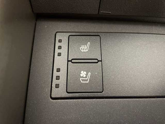 レクサス ＩＳ 300h バージョンL 神奈川県 2018(平30)年 6.9万km ソニッククォーツ ムーンルーフ/純正ナビゲーション/フルセグ　Bluetooth　CD DVDブルーレイ　USB　SD　AUX/バックカメラ/レクサスセーフティセンス/レーダークルーズコントロール/プリクラッシュセーフティ/レーンディパーチャーアラート/ロードサインアシスト/オートハイビーム/ブラインドスポットモニター/革シート/前席パワーシート/シートヒーター/ベンチレーション/運転席ポジションメモリー/革巻きステアリング/ステアリングスイッチ/パドルシフト/自動防眩ルームミラー/純正前後ドライブレコーダー/前後ソナー/ナノイー/純正ビルトインETC2.0/EV/SNOWモード/プッシュスタート/スマートキー/純正18インチアルミホイール/純正リアスポイラー/LEDヘッドランプ/オートライト/フロントフォグランプ/スペアキー2本【箱有】