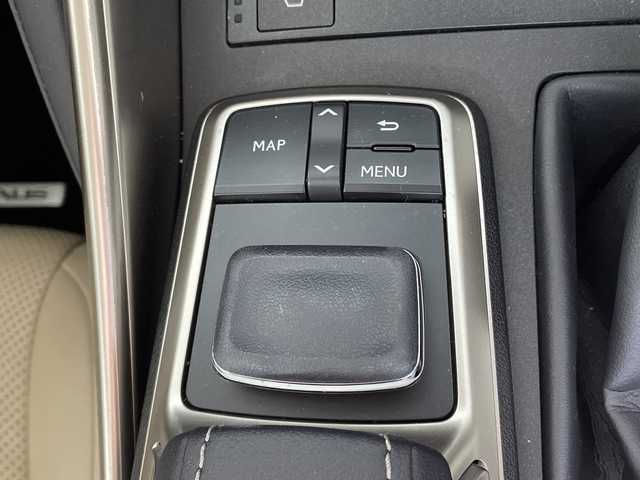 レクサス ＩＳ 300h バージョンL 神奈川県 2018(平30)年 6.9万km ソニッククォーツ ムーンルーフ/純正ナビゲーション/フルセグ　Bluetooth　CD DVDブルーレイ　USB　SD　AUX/バックカメラ/レクサスセーフティセンス/レーダークルーズコントロール/プリクラッシュセーフティ/レーンディパーチャーアラート/ロードサインアシスト/オートハイビーム/ブラインドスポットモニター/革シート/前席パワーシート/シートヒーター/ベンチレーション/運転席ポジションメモリー/革巻きステアリング/ステアリングスイッチ/パドルシフト/自動防眩ルームミラー/純正前後ドライブレコーダー/前後ソナー/ナノイー/純正ビルトインETC2.0/EV/SNOWモード/プッシュスタート/スマートキー/純正18インチアルミホイール/純正リアスポイラー/LEDヘッドランプ/オートライト/フロントフォグランプ/スペアキー2本【箱有】