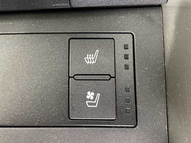 レクサス ＩＳ 300h バージョンL 神奈川県 2018(平30)年 6.9万km ソニッククォーツ ムーンルーフ/純正ナビゲーション/フルセグ　Bluetooth　CD DVDブルーレイ　USB　SD　AUX/バックカメラ/レクサスセーフティセンス/レーダークルーズコントロール/プリクラッシュセーフティ/レーンディパーチャーアラート/ロードサインアシスト/オートハイビーム/ブラインドスポットモニター/革シート/前席パワーシート/シートヒーター/ベンチレーション/運転席ポジションメモリー/革巻きステアリング/ステアリングスイッチ/パドルシフト/自動防眩ルームミラー/純正前後ドライブレコーダー/前後ソナー/ナノイー/純正ビルトインETC2.0/EV/SNOWモード/プッシュスタート/スマートキー/純正18インチアルミホイール/純正リアスポイラー/LEDヘッドランプ/オートライト/フロントフォグランプ/スペアキー2本【箱有】