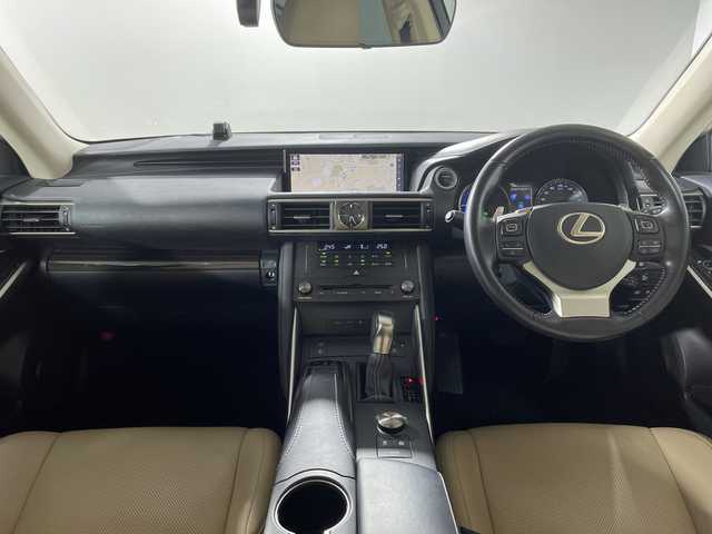 レクサス ＩＳ 300h バージョンL 神奈川県 2018(平30)年 6.9万km ソニッククォーツ ムーンルーフ/純正ナビゲーション/フルセグ　Bluetooth　CD DVDブルーレイ　USB　SD　AUX/バックカメラ/レクサスセーフティセンス/レーダークルーズコントロール/プリクラッシュセーフティ/レーンディパーチャーアラート/ロードサインアシスト/オートハイビーム/ブラインドスポットモニター/革シート/前席パワーシート/シートヒーター/ベンチレーション/運転席ポジションメモリー/革巻きステアリング/ステアリングスイッチ/パドルシフト/自動防眩ルームミラー/純正前後ドライブレコーダー/前後ソナー/ナノイー/純正ビルトインETC2.0/EV/SNOWモード/プッシュスタート/スマートキー/純正18インチアルミホイール/純正リアスポイラー/LEDヘッドランプ/オートライト/フロントフォグランプ/スペアキー2本【箱有】