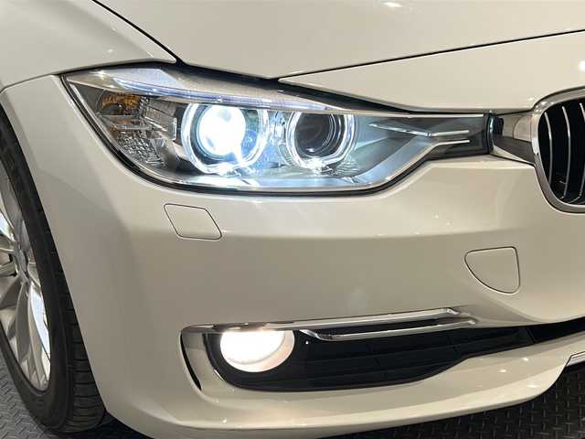 ＢＭＷ ３２０ｄ ラグジュアリー 新潟県 2015(平27)年 5.1万km アルピンホワイトⅢ ドライビングアシスト/・レーンディパーチャーウォーニング/・前車接近警告機能/・衝突回避、被害軽減ブレーキ/・レーンチェンジウォーニング/・アクティブクルーズコントロール/・パークディスタンスコントロール/・リヤビューカメラ/バイキセノンヘッドライト/・アダプティブヘッドライト/フォグランプ/コンフォートアクセス/HDDナビゲーション/・CD/DVD/Bluetooth/自動防眩ルームミラー/レザーシート/・ダコタレザー/サドルブラウン/シートヒーター/前席/純正17インチAW/・マルチスポークスタイリング414アロイホイール