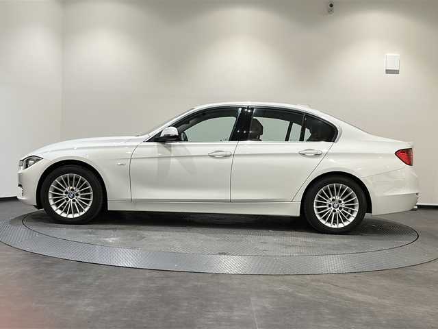 ＢＭＷ ３２０ｄ ラグジュアリー 新潟県 2015(平27)年 5.1万km アルピンホワイトⅢ ドライビングアシスト/・レーンディパーチャーウォーニング/・前車接近警告機能/・衝突回避、被害軽減ブレーキ/・レーンチェンジウォーニング/・アクティブクルーズコントロール/・パークディスタンスコントロール/・リヤビューカメラ/バイキセノンヘッドライト/・アダプティブヘッドライト/フォグランプ/コンフォートアクセス/HDDナビゲーション/・CD/DVD/Bluetooth/自動防眩ルームミラー/レザーシート/・ダコタレザー/サドルブラウン/シートヒーター/前席/純正17インチAW/・マルチスポークスタイリング414アロイホイール