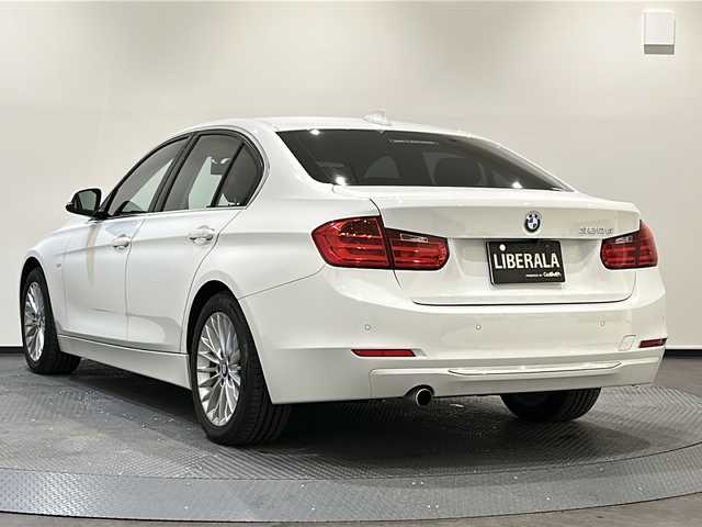 ＢＭＷ ３２０ｄ ラグジュアリー 新潟県 2015(平27)年 5.1万km アルピンホワイトⅢ ドライビングアシスト/・レーンディパーチャーウォーニング/・前車接近警告機能/・衝突回避、被害軽減ブレーキ/・レーンチェンジウォーニング/・アクティブクルーズコントロール/・パークディスタンスコントロール/・リヤビューカメラ/バイキセノンヘッドライト/・アダプティブヘッドライト/フォグランプ/コンフォートアクセス/HDDナビゲーション/・CD/DVD/Bluetooth/自動防眩ルームミラー/レザーシート/・ダコタレザー/サドルブラウン/シートヒーター/前席/純正17インチAW/・マルチスポークスタイリング414アロイホイール