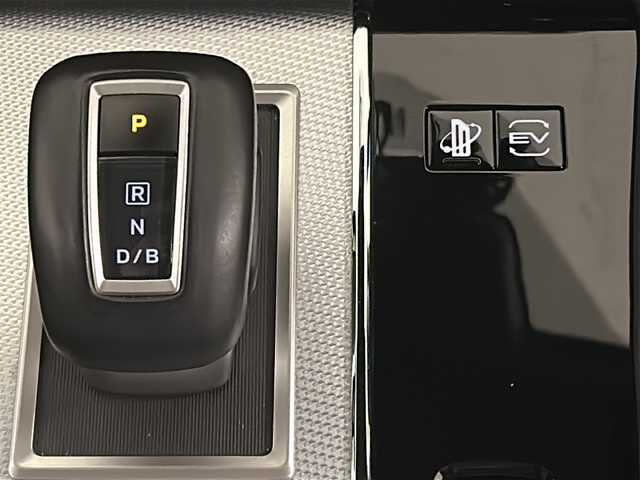 三菱 アウトランダー ＰＨＥＶ P 熊本県 2022(令4)年 5.3万km ホワイトダイヤモンド ワンオーナー/純正スマートフォン連携ナビ/フルセグテレビ/バックカメラ/全方位カメラ/ウィンカーミラー/クルーズコントロール/プッシュスタート/ETC2.0/ステアリングヒーター/シートポジションメモリー/リフレッシュ機能/後側方衝突防止支援システム/ワイヤレス充電器/ヘッドアップディスプレイ