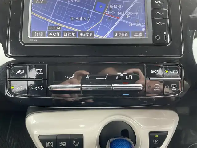 トヨタ プリウス S 宮城県 2016(平28)年 7.5万km ホワイトパールクリスタルシャイン 登録時走行距離 74189km/レーダークルーズコントロール/プリクラッシュセーフティ/レーンディパーチャーアラート/オートライト/オートマチックハイビーム/純正ディスプレイナビ/・Bluetooth/・CD/DVD/・AM/FM/パーキングアシスト/LEDヘッドライト/プッシュスタート/スマートキー/ウインカーミラー/電格ミラー/ビルトインETC