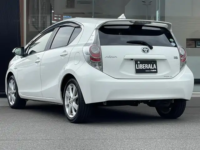 トヨタ アクア S 石川県 2012(平24)年 7.6万km 白 ワンオーナー/社外ＳＤナビ/フルセグＴＶ/ＣＤ/ＤＶＤ/バックカメラ/ETC/フロアマット/ドアバイザー/１６インチアルミ/スマートキー/オートライト