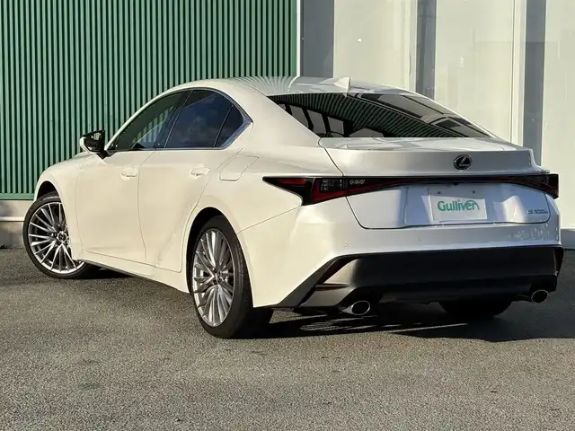 レクサス ＩＳ 300h バージョンL 福岡県 2023(令5)年 3.7万km ソニッククォーツ W+Sエアバッグ/衝突被害軽減システム/コーナーセンサー(前後)/横滑り防止装置/オートライト・ハイビーム/純正アルミホイール/純正フロアマット/電動リアゲート/ドラレコ/レザーシート/エアシート・シートヒーター/パワーシート(D+N)/ベンチシート/フルセグTV/全周囲車外カメラ/クルーズコントロール/ETC2.0/スペアキー/BT/AAC/スマートキー