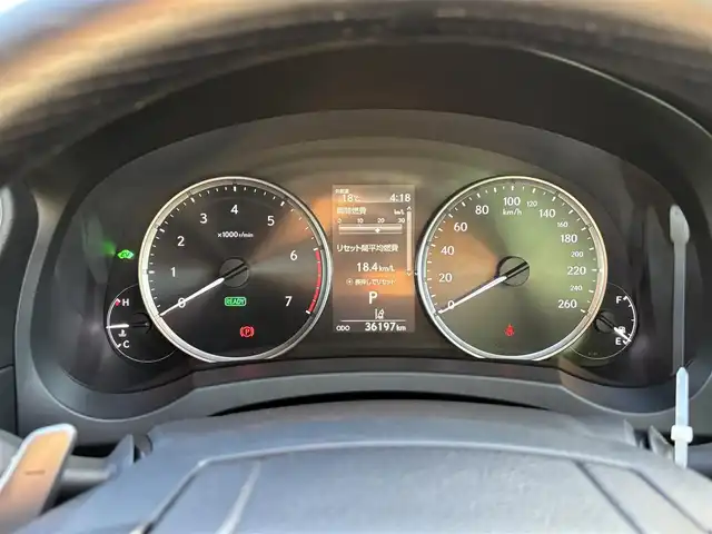 レクサス ＩＳ 300h バージョンL 福岡県 2023(令5)年 3.7万km ソニッククォーツ W+Sエアバッグ/衝突被害軽減システム/コーナーセンサー(前後)/横滑り防止装置/オートライト・ハイビーム/純正アルミホイール/純正フロアマット/電動リアゲート/ドラレコ/レザーシート/エアシート・シートヒーター/パワーシート(D+N)/ベンチシート/フルセグTV/全周囲車外カメラ/クルーズコントロール/ETC2.0/スペアキー/BT/AAC/スマートキー